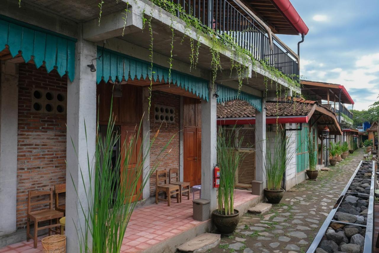 Kampung Lawasan Heritage Cottage Maguwo Buitenkant foto