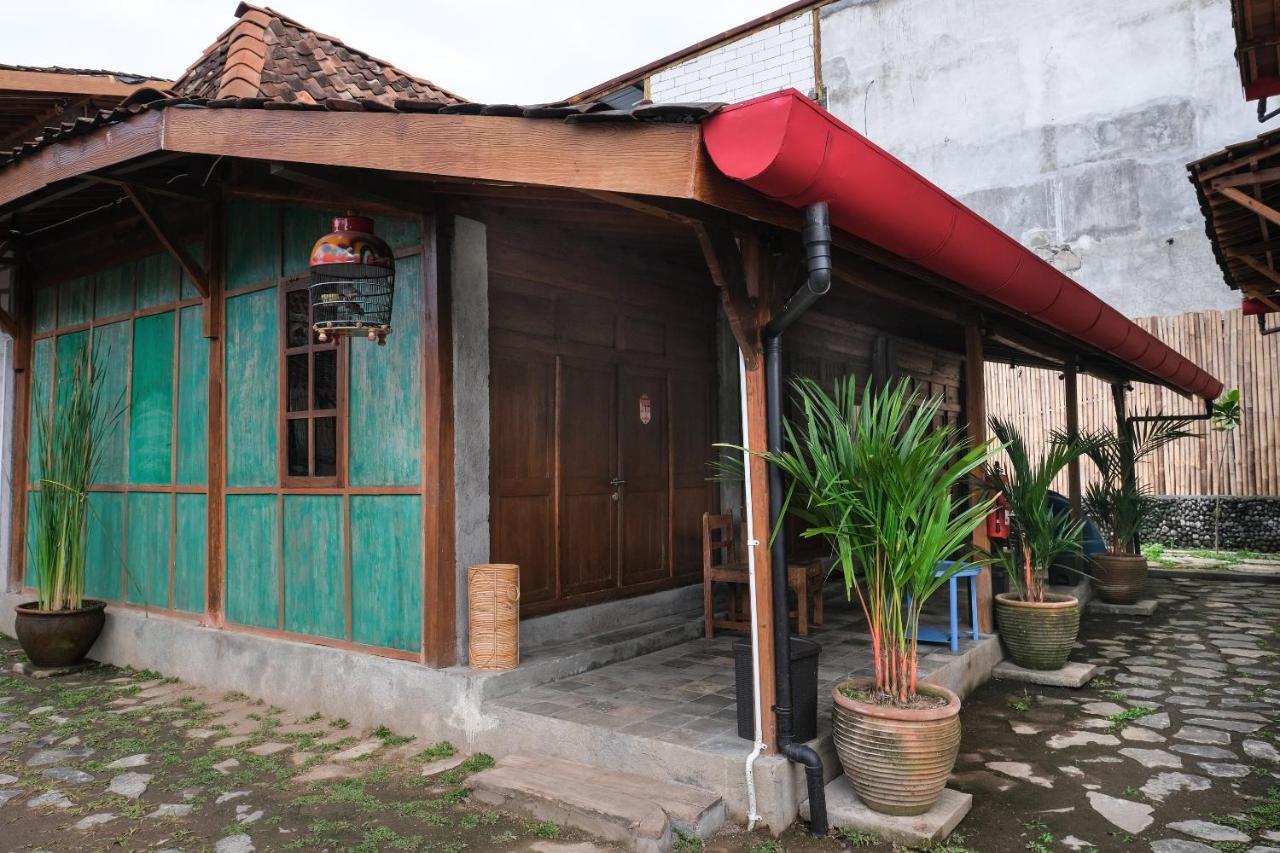 Kampung Lawasan Heritage Cottage Maguwo Buitenkant foto