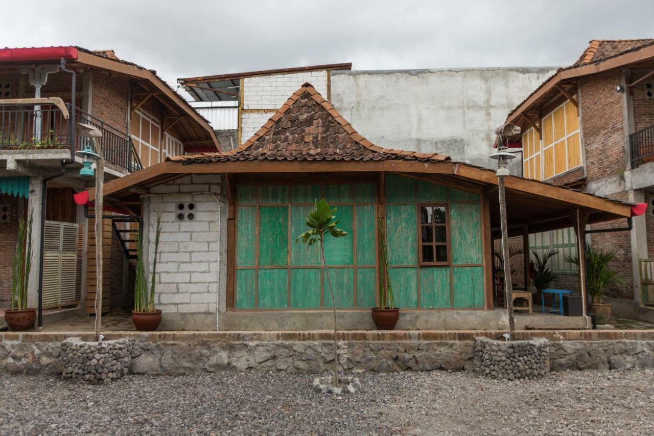 Kampung Lawasan Heritage Cottage Maguwo Buitenkant foto