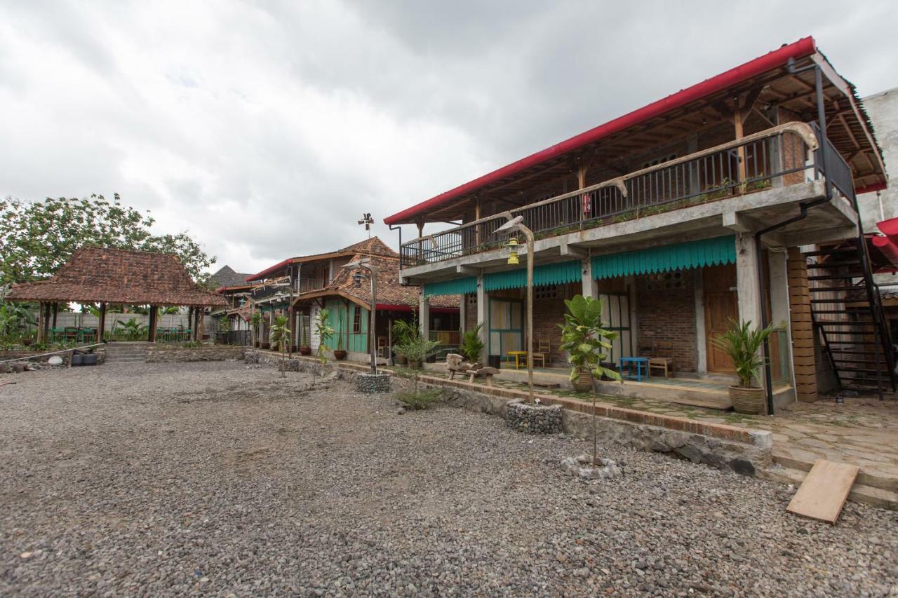 Kampung Lawasan Heritage Cottage Maguwo Buitenkant foto