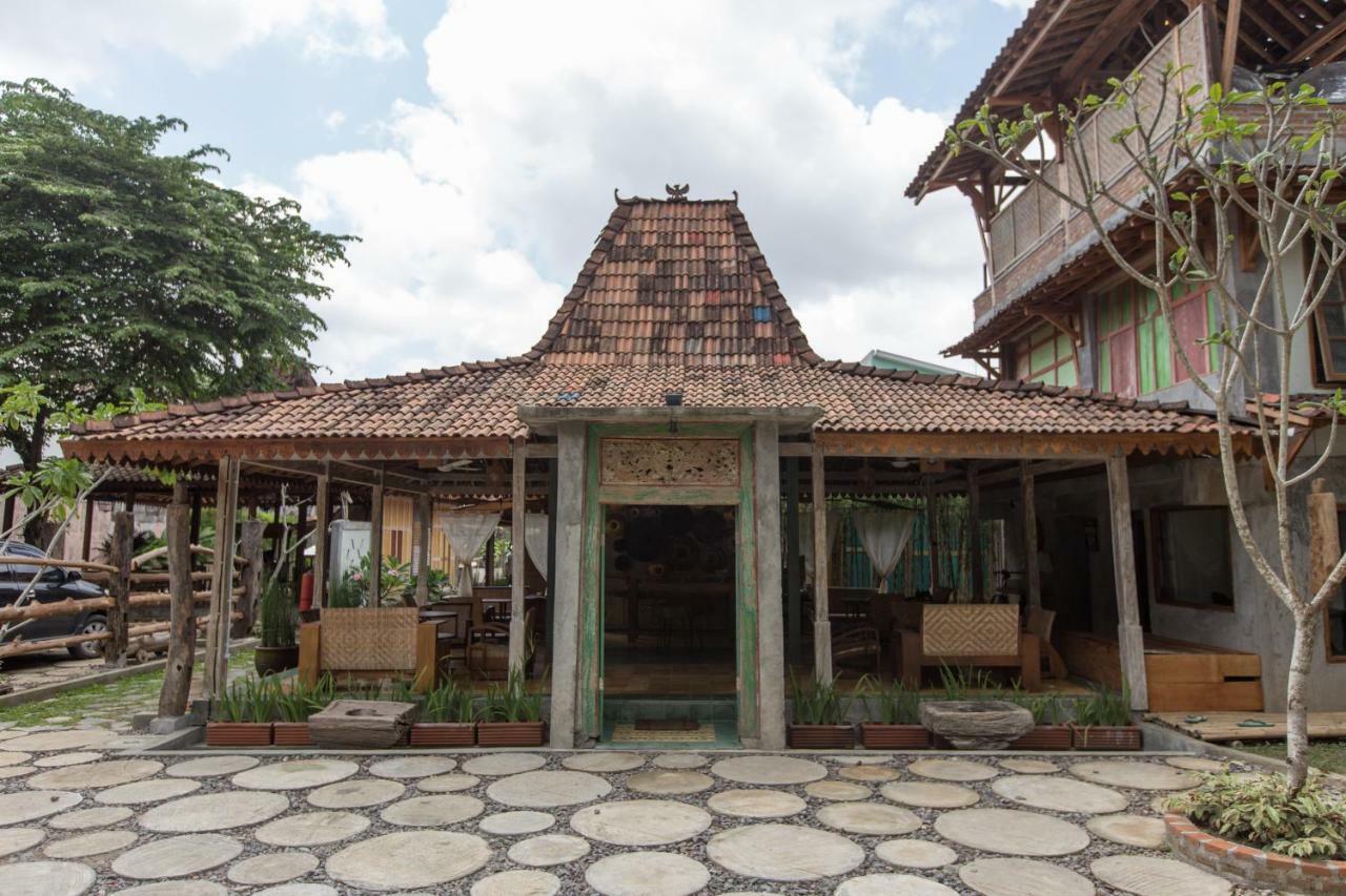 Kampung Lawasan Heritage Cottage Maguwo Buitenkant foto
